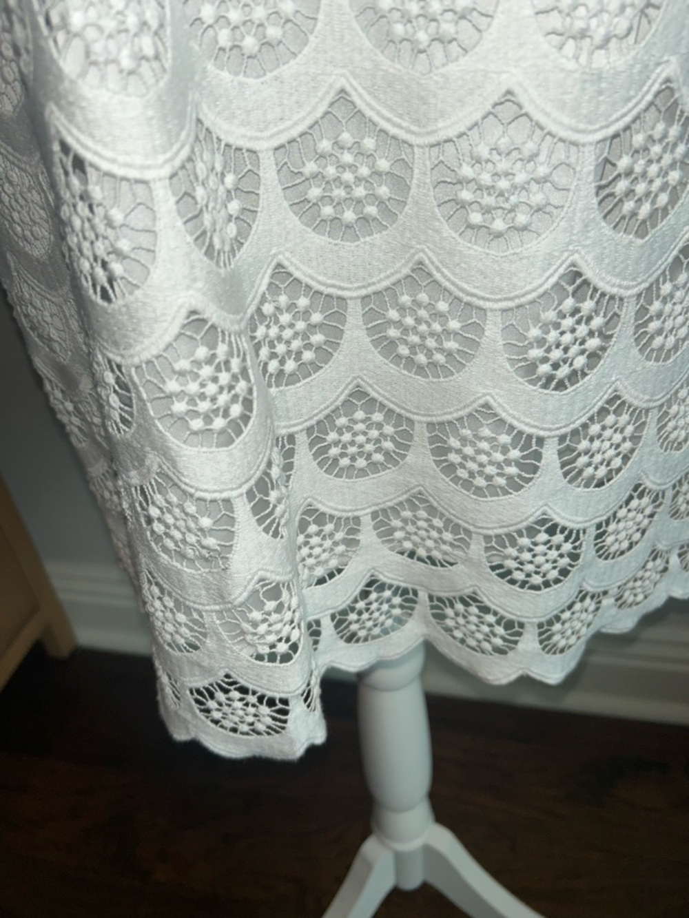 NEW Trina Turk White Lace Crochet Scallop Shift Dress Sz 2 - Picture 4 of 7